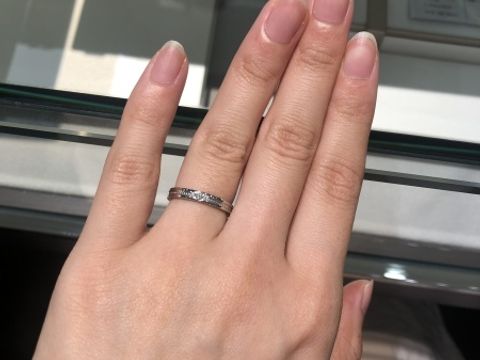 【アイプリモ(I-PRIMO)の口コミ】 ストレートライン、プラチナ素材、中央にミル打ちと
ダイヤモンドが入った…