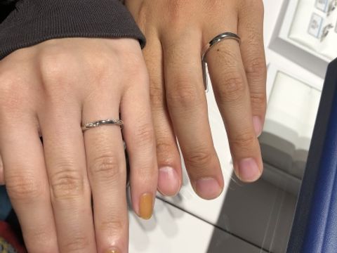 【銀座ダイヤモンドシライシの口コミ】 プラチナ素材でねじりがかかった宝石あしらいのデザインです。他にもいく…