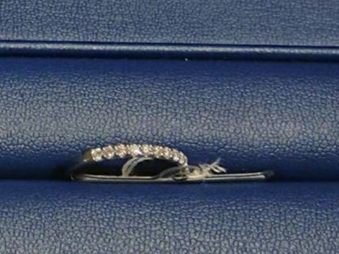 【銀座ダイヤモンドシライシの口コミ】 婚約指輪がシンプルなデザインのものだったので、結婚指輪は少し存在感の…