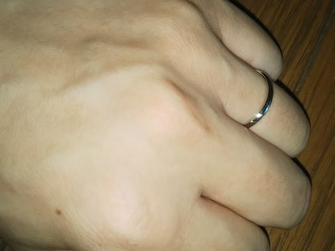 【アネリディギンザ(ANELLI DI GINZA)の口コミ】 Pt900のストレートタイプで、非常にシンプルなデザインです。また厚みがな…