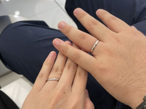 【4℃ BRIDAL(ヨンドシーブライダル)の口コミ】 彼女の婚約指輪がアクアリリーだったため、重ねてつけれるように同じアク…