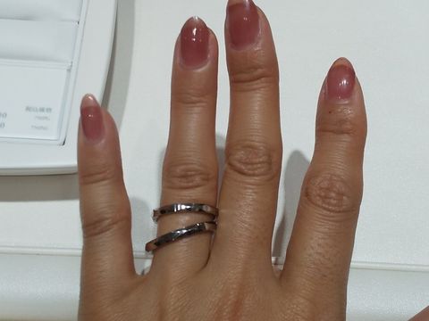 【俄(にわか)の口コミ】 全体的にカットが入ったデザインの結婚指輪を探していました。あまりどこ…