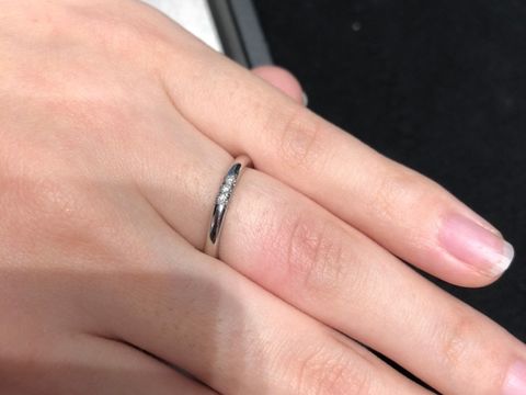 【ティファニー(Tiffany & Co.)の口コミ】 3石ダイヤの結婚指輪が気になり来店しました。
ダイヤの主張がそこまで強…