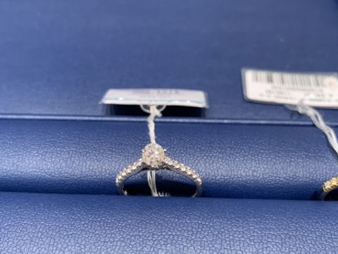 【銀座ダイヤモンドシライシの口コミ】 ハーフエタニティで指輪全体がキラキラしていてとても綺麗でした。リング…