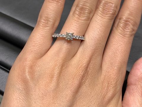 【ラザール ダイヤモンド(LAZARE DIAMOND)の口コミ】 リング部分のダイヤモンドも真ん中のダイヤと同じ品質のもので作られてい…