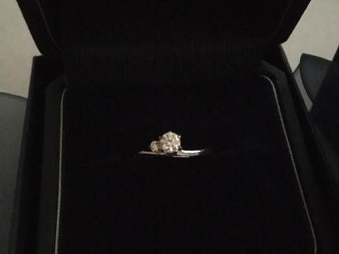 【銀座ダイヤモンドシライシの口コミ】 シンプルだけどダイヤが輝いています。予算重視で探していましたが、最終…