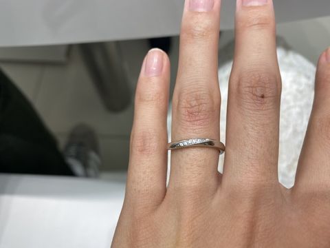 【4℃ BRIDAL(ヨンドシーブライダル)の口コミ】 指輪のデザインはウェーブの形で探していました。細めのリングで指輪の着…