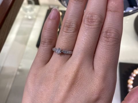 【ROCCA(ロッカ)の口コミ】 リング中央に向かって細くくびれていくデザインで、ダイヤの煌めきとリン…
