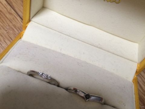 【ケイウノ ブライダル(K.UNO BRIDAL)の口コミ】 ゆるやかなV字でつけてみた感じが指が長く綺麗に見えたことと、ダイヤの輝…