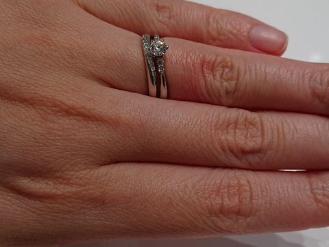 【4℃ BRIDAL(ヨンドシーブライダル)の口コミ】 センターのダイヤが映えるデザイン、可愛らしさと華やかさがありつつもキ…