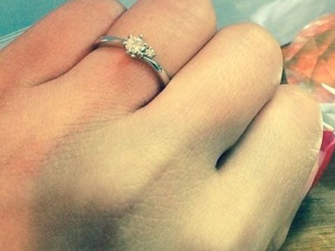 【4℃ BRIDAL(ヨンドシーブライダル)の口コミ】 大きなダイヤと横にさりげなくついている小さなダイヤのバランスがよく、…