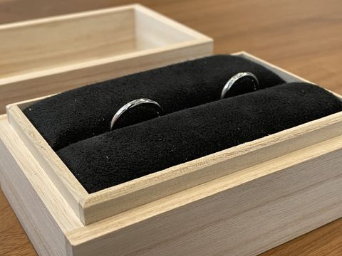 【出雲結(いずもゆい)の口コミ】 ひとつひとつの指輪の説明をスタッフさんから聞いた後で2人で決めました。…