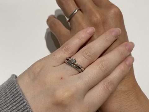 【4℃ BRIDAL(ヨンドシーブライダル)の口コミ】 指にフィットするウェーブタイプで、なおかつ横側にダイヤモンドがあるも…