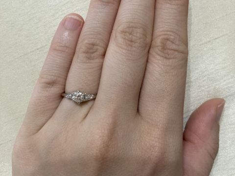 【宝寿堂(ほうじゅどう)の口コミ】 結婚指輪に重ね付けできるデザインだったのと、高さが目立ちすぎないので…