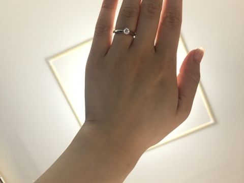 【エクセルコダイヤモンド(EXELCO DIAMOND)の口コミ】 ダイヤモンドの輝きが素晴らしかったのと、台座にダイヤモンドが埋め込ま…