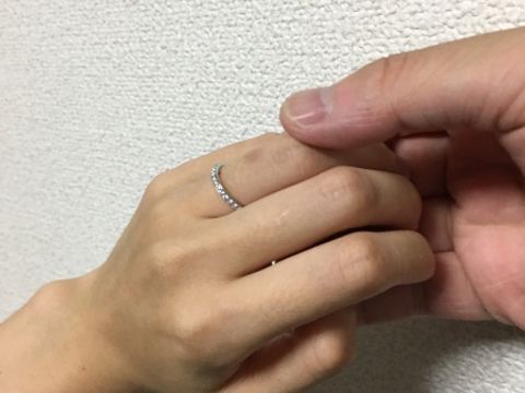 【ケイウノ ブライダル(K.UNO BRIDAL)の口コミ】 プロポーズと共に、サプライズで婚約指輪を受け取りました。シンプルを好…