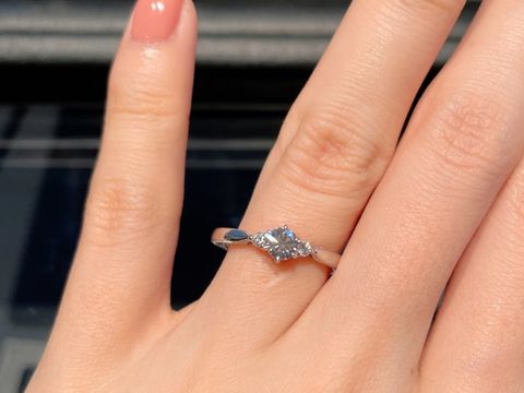 【エクセルコダイヤモンド(EXELCO DIAMOND)の口コミ】 正面からみると定番のサイドメレがついたリングですが、横から見た時のデ…