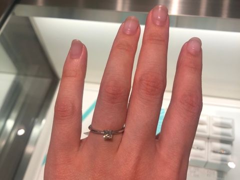 【ティファニー(Tiffany & Co.)の口コミ】 他にはあまりないカットのダイヤが素敵でした。
細めのリングなのでよりダ…