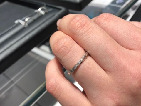 【銀座ダイヤモンドシライシの口コミ】 ダイヤモンドがたくさん着いたデザインです。
日常使いするのに、石は不要…