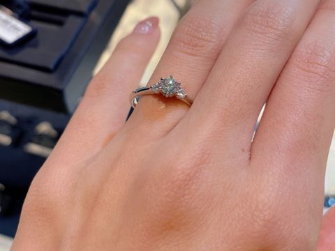 【ROYAL ASSCHER(ロイヤル・アッシャー)の口コミ】 サイドメレダイヤが施された、クラシカルで王道なリングです。センターダ…