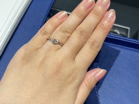 【エクセルコダイヤモンド(EXELCO DIAMOND)の口コミ】 決め手は細身で左右非対称なデザインと、ダイヤモンドがとても綺麗だった…
