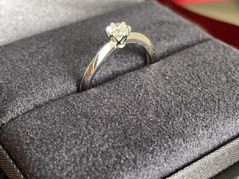 【ラザール ダイヤモンド(LAZARE DIAMOND)の口コミ】 結婚指輪と重ね付けしたかったので、シンプルなデザインがいいなと思い、…