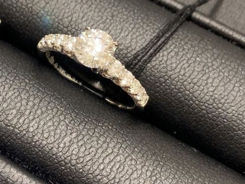 【エクセルコダイヤモンド(EXELCO DIAMOND)の口コミ】 たくさんのブランドで似たようなデザインの指輪を見てきましたがこの指輪…