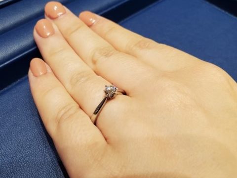 【銀座ダイヤモンドシライシの口コミ】 最初はメレダイヤがついたものをさがしていましたが、シンプルでかわいい…