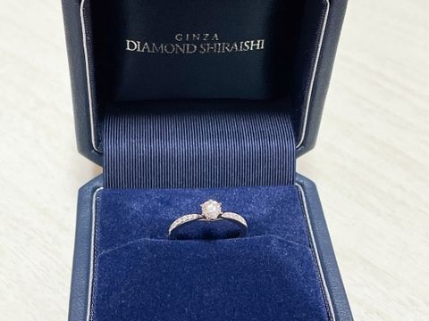 【銀座ダイヤモンドシライシの口コミ】 私は、ウェーブがかったデザインがよかったのですが、
両サイドに入ってい…