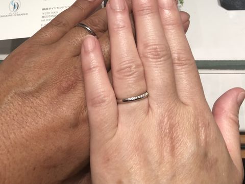 【銀座ダイヤモンドシライシの口コミ】 シンプルなので、女性は重ねづけできます。
また着け方で指の上側にメレダ…