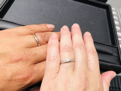 【エクセルコダイヤモンド(EXELCO DIAMOND)の口コミ】 シンプルなものを彼が希望していました。
また私は、少しキラキラ感のある…