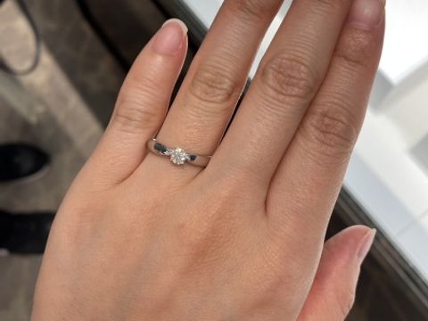 【ティファニー(Tiffany & Co.)の口コミ】 ダイヤに向かってリングが細くくびれていくような美しいデザインです。ダ…