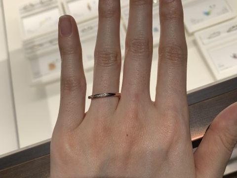 【俄(にわか)の口コミ】 周りはピンクゴールドで正面にプラチナが入っていてとても綺麗です。リン…