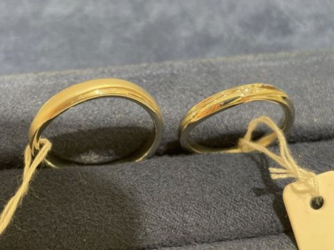 【4℃ BRIDAL(ヨンドシーブライダル)の口コミ】 シンプルなウェーブライン。少し太めで存在感あり。
指が長めの人、手が大…