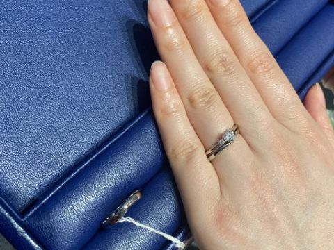 【銀座ダイヤモンドシライシの口コミ】 細いリングですがとても強度が高い素材を使用されており、且つウェーブか…