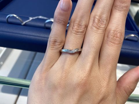 【銀座ダイヤモンドシライシの口コミ】 V字で探していましたが、太さもありファッションリングのような感じはなく…