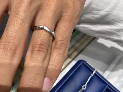 【銀座ダイヤモンドシライシの口コミ】 着け心地もよく、ハッキリとしたV字のラインが流れるようで綺麗です！
マ…