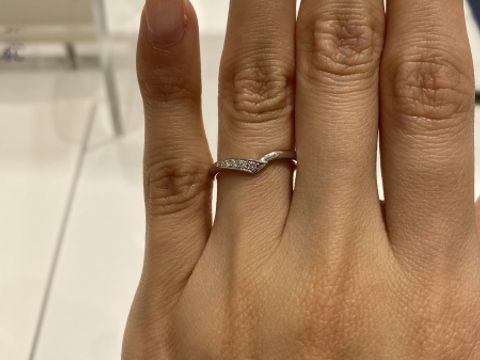 【4℃ BRIDAL(ヨンドシーブライダル)の口コミ】 プラチナ部分が非常に華奢で可愛らしいです！ダイヤも内側から外側へ流れ…