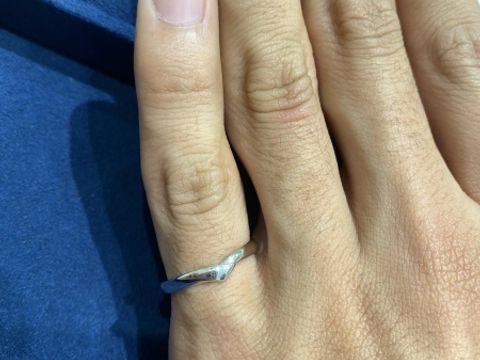 【4℃ BRIDAL(ヨンドシーブライダル)の口コミ】 V字のラインで重なるタイプのもの。滑らかで綺麗です！男性の物は太いもの…