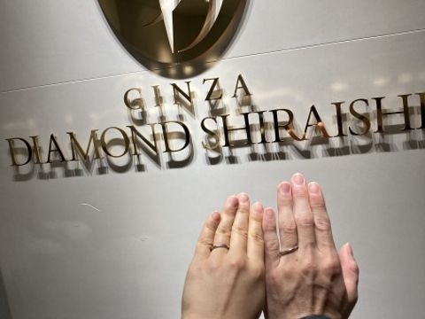 【銀座ダイヤモンドシライシの口コミ】 ストレートタイプの指輪に斜めにストーンが入るような指輪です。一方男性…