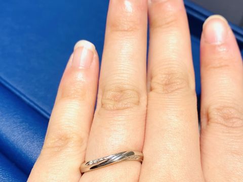 【銀座ダイヤモンドシライシの口コミ】 シンプルですが、歳を重ねた時につけていても上品に着けられて、両サイド…