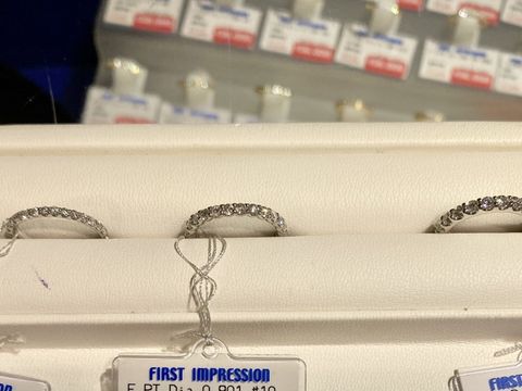 【FIRST IMPRESSIONの口コミ】 フルエタニティーを探して御徒町へいきました。
その時に通りかかったので…