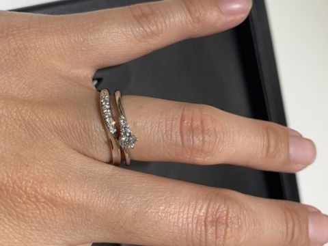 【ラザール ダイヤモンド(LAZARE DIAMOND)の口コミ】 斜めにメレ(小粒)ダイヤが並ぶデザインの指輪は沢山あるが、こちらは正面…