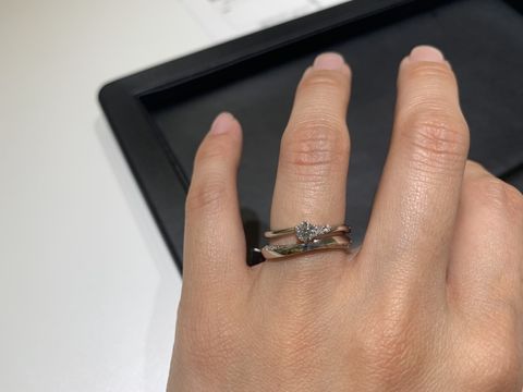 【ラザール ダイヤモンド(LAZARE DIAMOND)の口コミ】 中央を中心にメレが斜め向きに並び、敢えて正面を向かないようにデザイン…