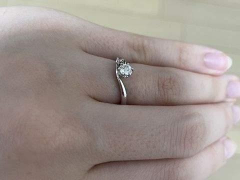 【アイプリモ(I-PRIMO)の口コミ】 リング全体のデザインにひねりがあり、単調ではないところがとっても気に…