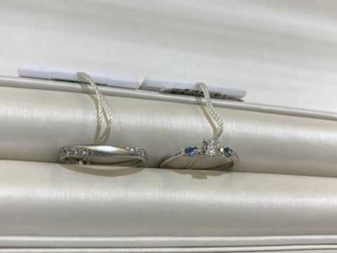 【Only You(オンリーユー)の口コミ】 婚約指輪には青い石とダイヤがついていてとても可愛かったです。他では見…