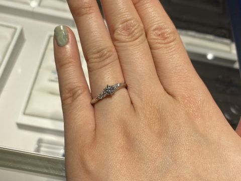 【銀座ダイヤモンドシライシの口コミ】 彼がダイヤモンドシライシのプロポーズリングを選んでくれていたため、自…