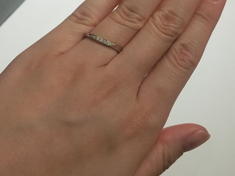 【ラザール ダイヤモンド(LAZARE DIAMOND)の口コミ】 緩やかなカーブにデザイン性があり、ダイヤが派手すぎないけれど華やかさ…