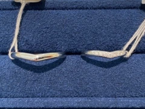 【4℃ BRIDAL(ヨンドシーブライダル)の口コミ】 シンプルで可愛らしいデザインが多いです。
王道の結婚指輪が欲しい方にオ…