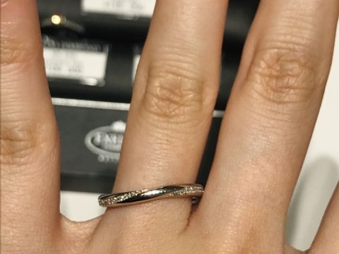 【エクセルコダイヤモンド(EXELCO DIAMOND)の口コミ】 サイドにダイヤモンドが付いている為、正面だけでなく、横から見ても綺麗…